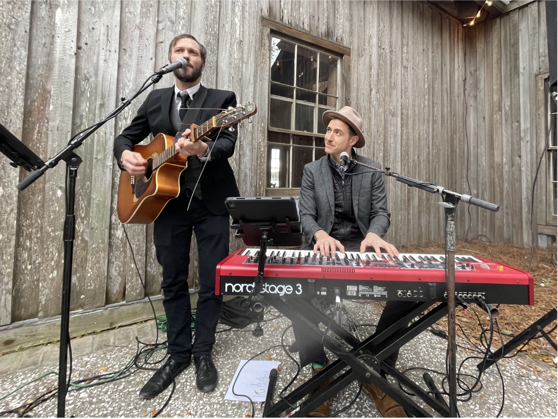 Acoustic duo performing at cocktail hour